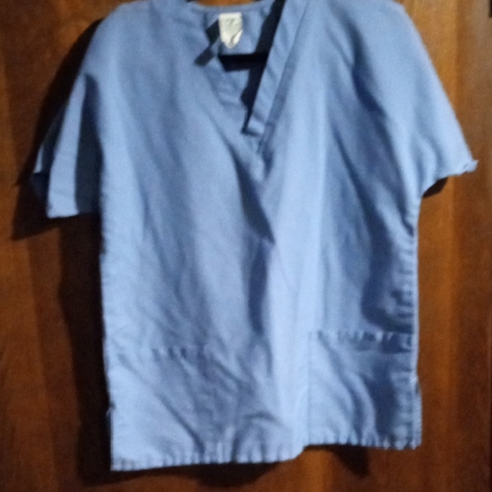 UA Scrubs Men's Short Sleeve V-Neck Top - Light Blue